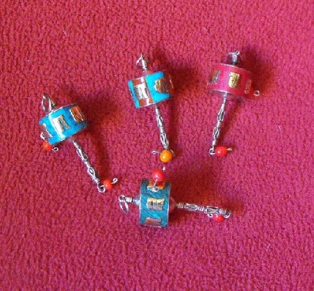 Colgante rueda de oracion con pedreria pequeña