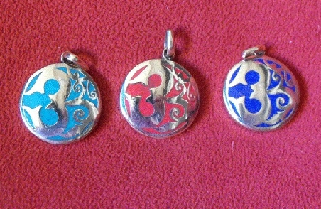 Colgante om esmaltado colores