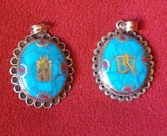 Colgante medallón símbolos pedrería