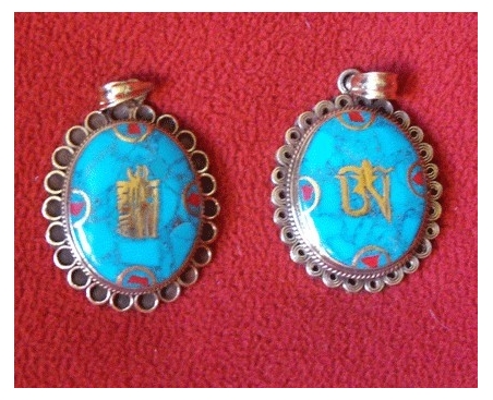 Colgante medallón símbolos pedrería