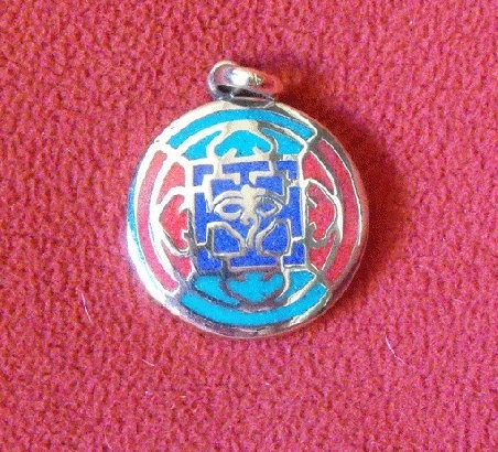 Colgante mandala plateado y esmaltado