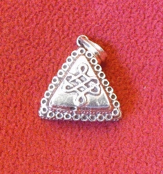 Gau plateado triangular