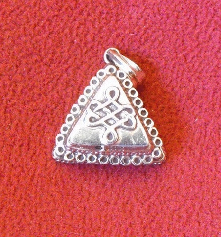 Gau plateado triangular