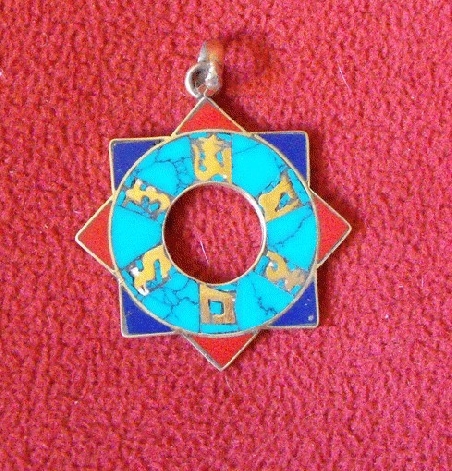 Colgante om mane pedrería hexagonal