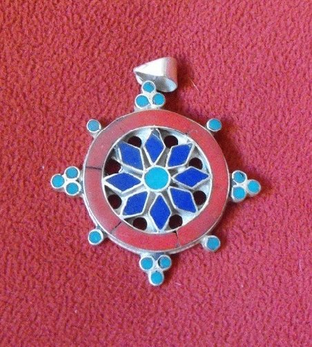 Colgante dharmachakra pedrería