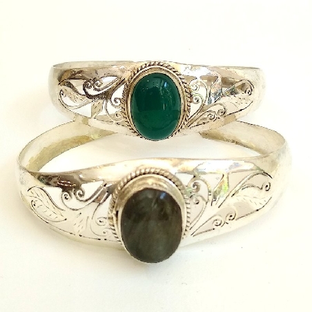 puls1 Pulsera plateada y piedra