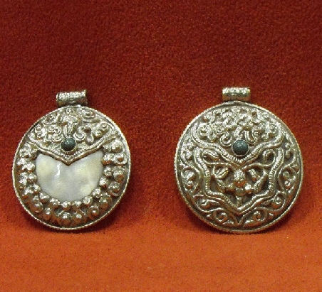 Colgmet165- Medallón tallado