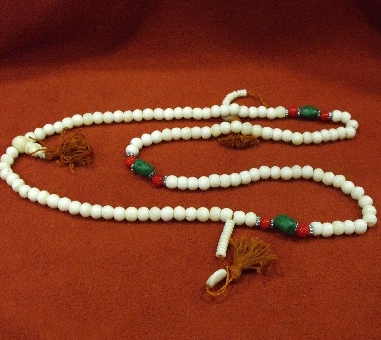 Mala hueso blanco con piedra