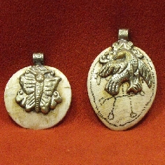 Colgmet181- Animal sobre hueso