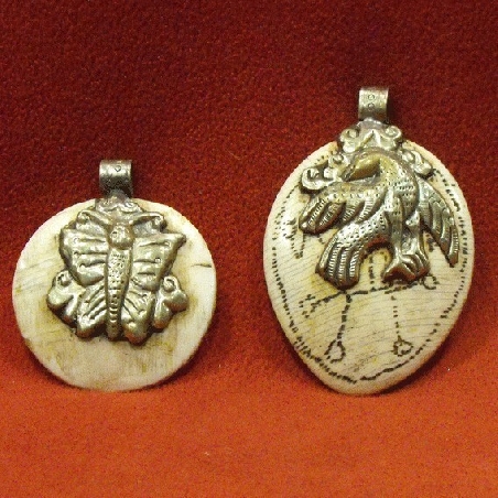 Colgmet181- Animal sobre hueso