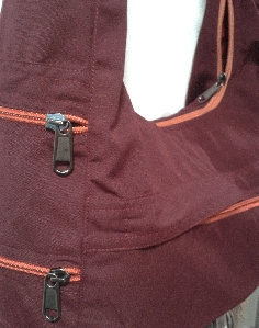 Bolso lama rojo con cremalleras 2