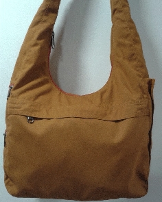 Bolso lama color mostaza con cremalleras