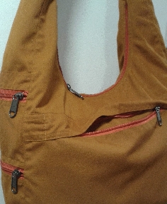 Bolso lama color mostaza con cremalleras 2