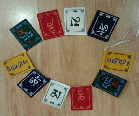 Bandera de oración "Om mane..."