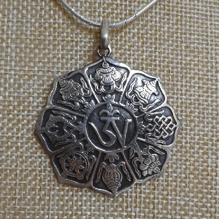Colgante de plata "Ocho signos auspiciosos en flor de loto"- colgplat28