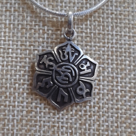 Colgante de plata "Signos auspiciosos en flor de loto" pequeño- colgplat34