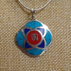 Colgante de plata y pedrería "Om tibetano"- colgplat30