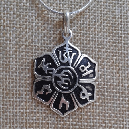 Colgante de plata "Signos auspiciosos en flor de loto" grande colgplat13