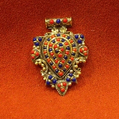 Colgmet16- Medallón latón y pedrería