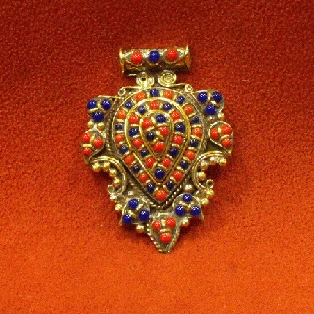 Colgmet16- Medallón latón y pedrería
