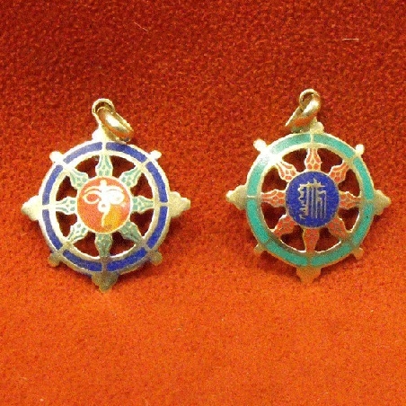 Colgmet227- Colgante Dharmachakra esmaltado