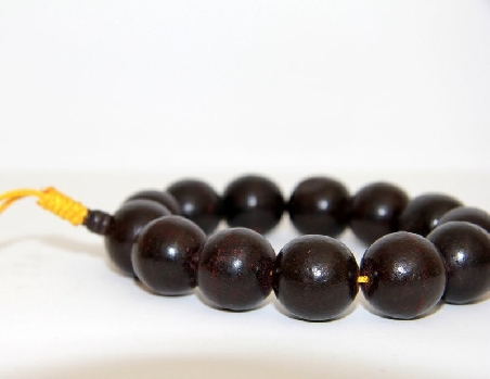 Pulsera de palo de rosa gruesa.