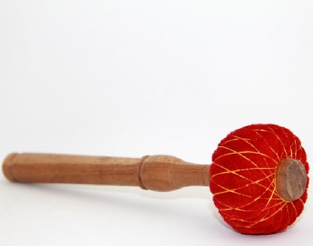 Baqueta de golpeo roja dura grande