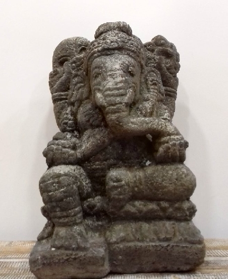 Ganesh de piedra- 37 cms.