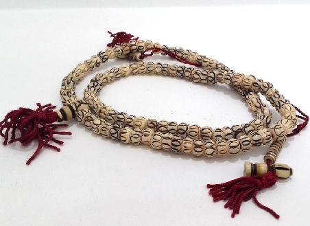 Mala de hueso blanco grabado