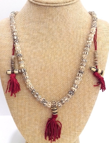 Mala de hueso blanco grabado