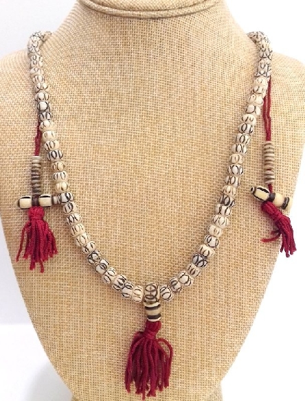 Mala de hueso blanco grabado