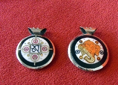 colgante-hueso-y-cuerno-ganesh