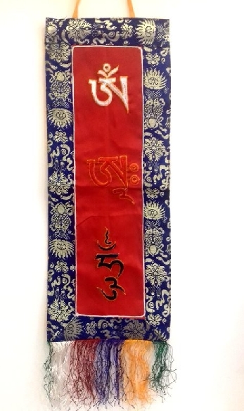 Bordado colgante "Om Ah Hum"