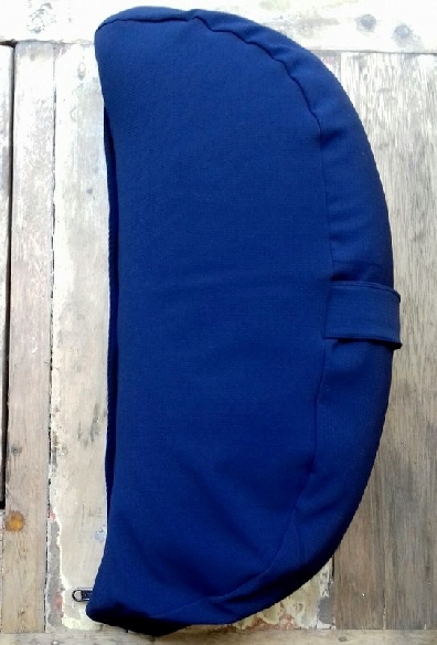 Zafu cáscara espelta ecológica. Azúl oscuro. Media luna