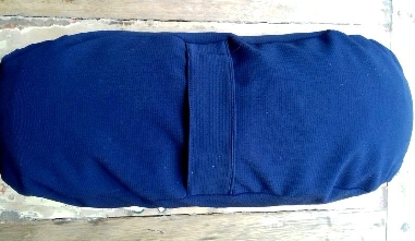 Zafu cáscara espelta ecológica. Azúl oscuro. Media luna