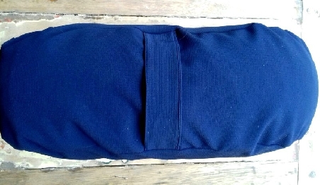 Zafu cáscara espelta ecológica. Azúl oscuro. Media luna