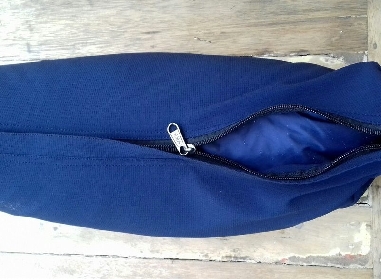 Zafu cáscara espelta ecológica. Azúl oscuro. Media luna