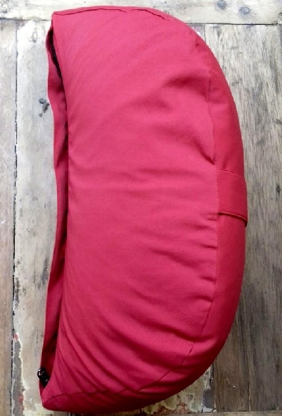 Zafu cáscara espelta ecológica. Rojo. Media luna Zafu cáscara espelta ecológica. Rojo. Media luna