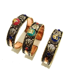 Pulsera de cobre y símbolos