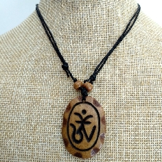 Colgante de hueso Om tibetano Colghu48 (3 unidades)