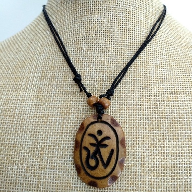Colgante de hueso Om tibetano Colghu48 (3 unidades)