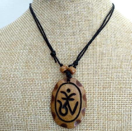 Colgante de hueso Om tibetano Colghu48 (3 unidades)