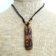 Colgante de hueso "Om tibetano- Om sanscrito" colghu50 (3 unidades)