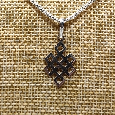 Colgante de plata "Nudo infinito"