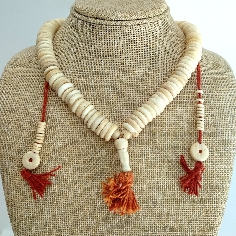 mala-hueso-moneda-blanco