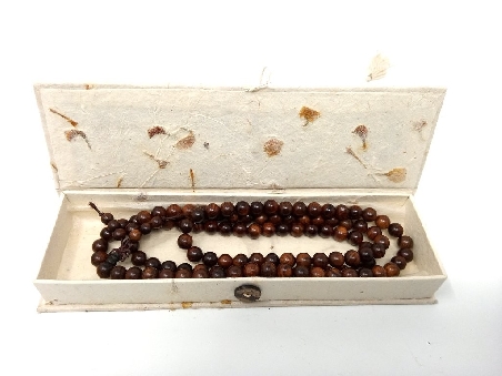 Caja de Lokta solarizada