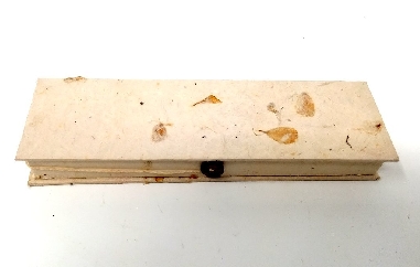 Caja de Lokta solarizada