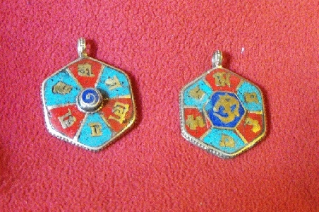 colgante-om-mane-hexagonal-pedreria