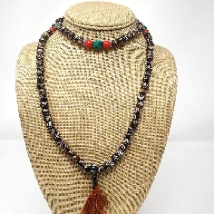 Japamala de hueso oscuro grabado con piedras