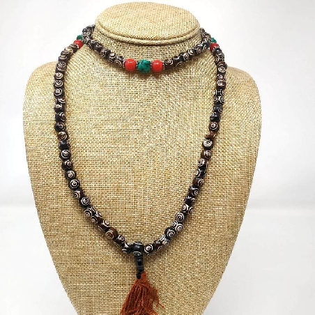 Japamala de hueso oscuro grabado con piedras